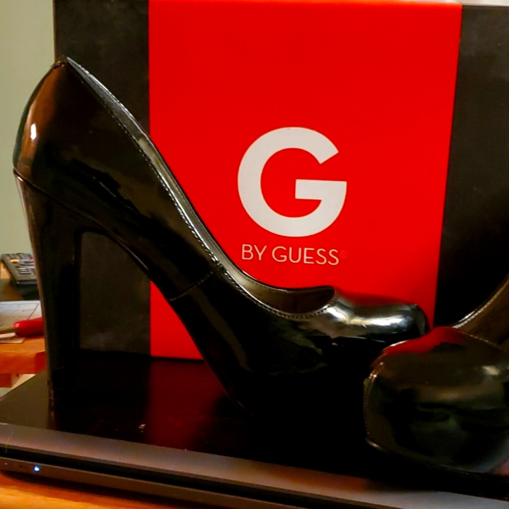 Guess  pumps
